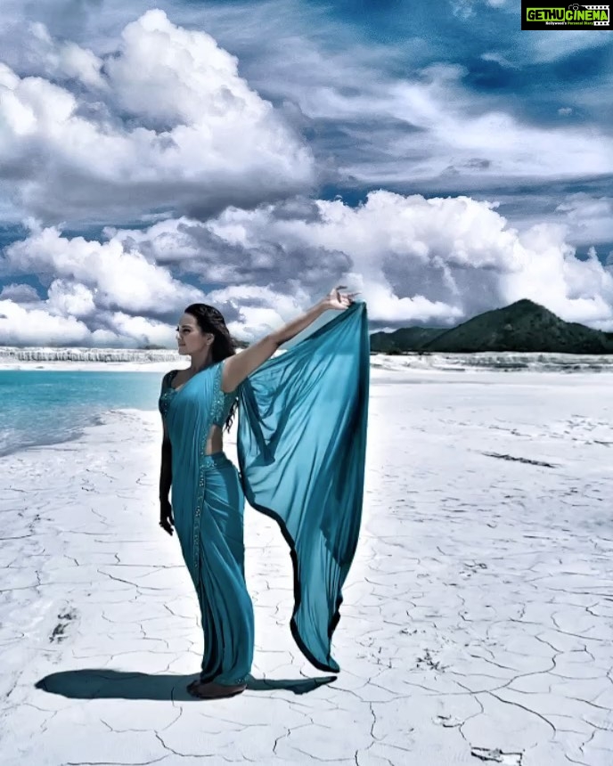 Sonakshi Sinha Instagram - The colors of #YuKarke!! #Blue...