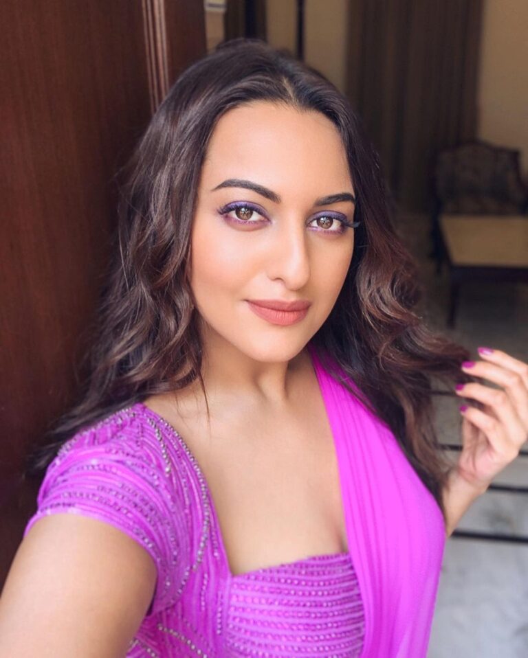 Sonakshi Sinha Instagram - The colors of #YuKarke!! #Rajjo rani in royal purple!! @heemadattani and @themadhurinakhale did an awesome job designing my hair and makeup for this song! Outfits by @ashley_rebello! #purple