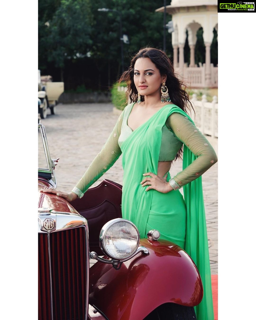 Sonakshi Sinha Instagram - The colors of #YuKarke!!! Love how @ashley_rebello styled me in this song...the energy came from the colors too 😂 photos by wonder boy @saajan_singh23 💚 #green