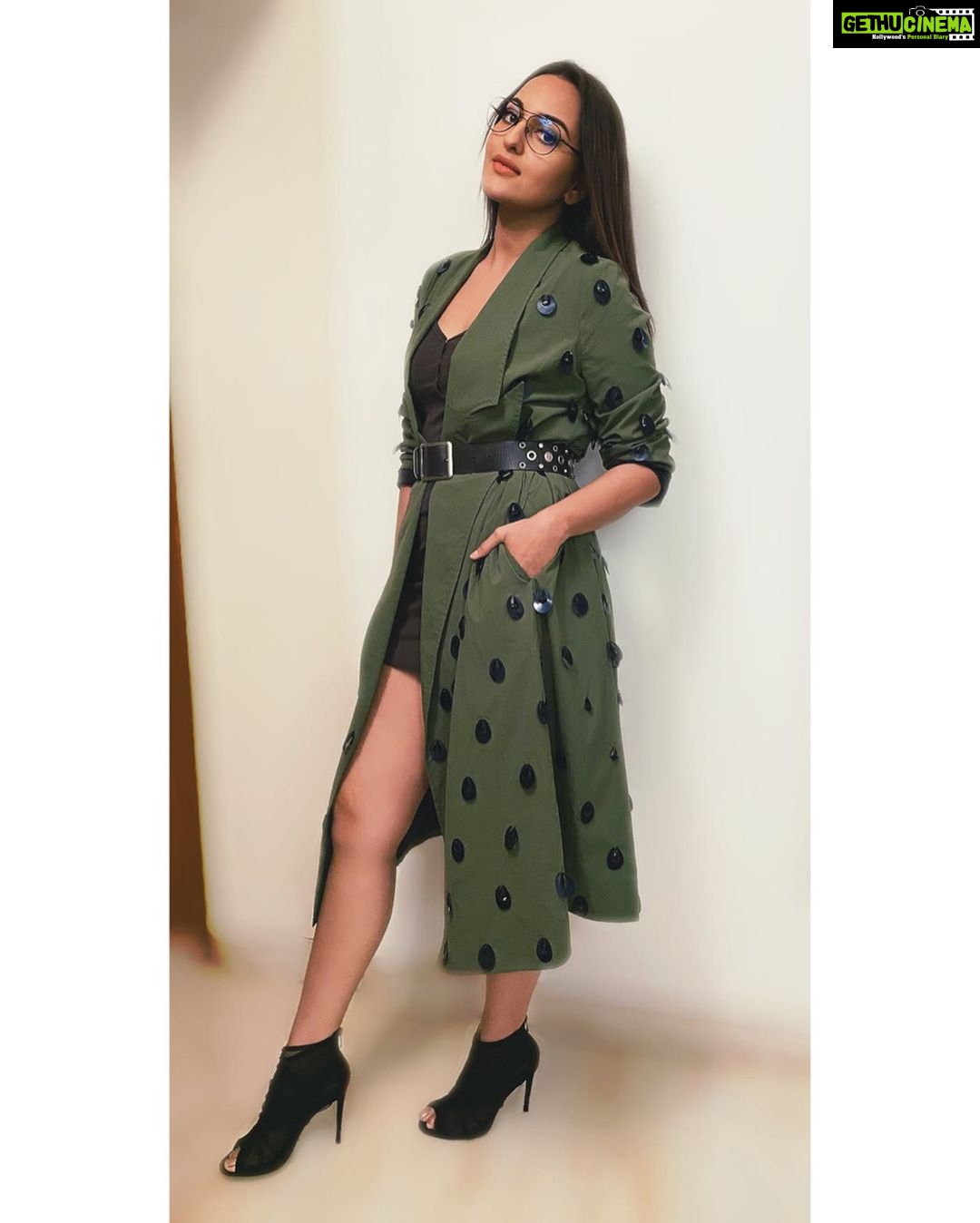 Sonakshi Sinha Instagram - Go green!! #OOTN Styled by @sanamratansi (tap for deets) 💚