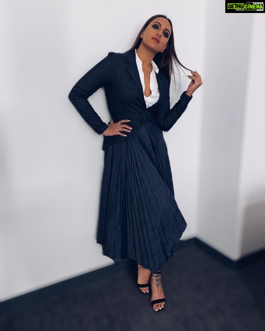 Sonakshi Sinha Instagram - Dubai diaries! Styled by @sanamratansi (tap for deets), hair by @themadhurinakhale and makeup by @heemadattani 💙
