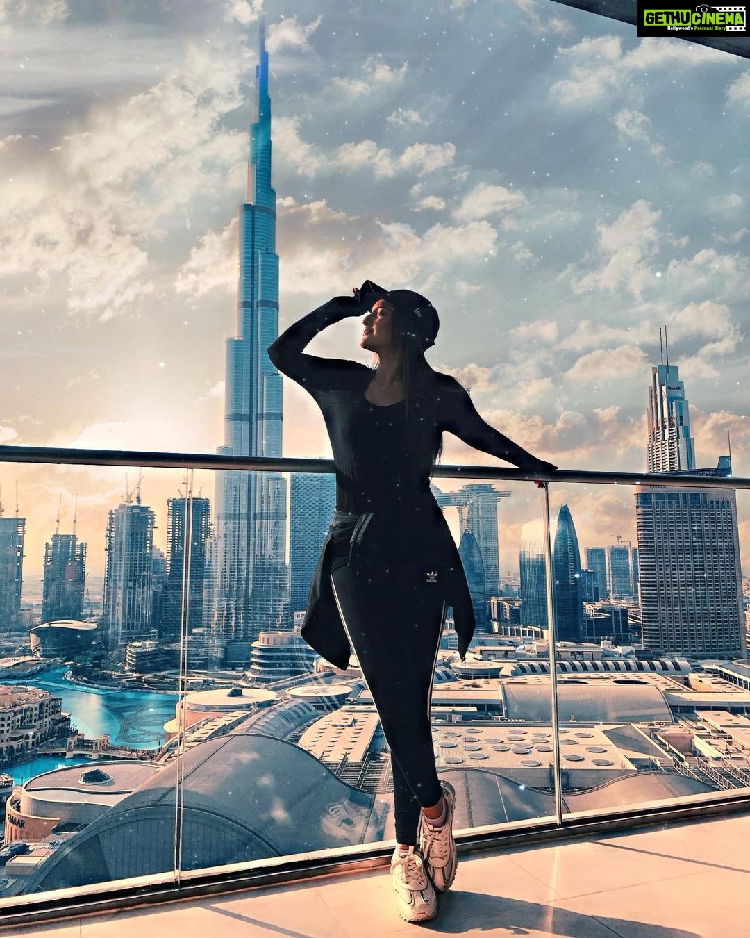 Sonakshi Sinha Instagram - Hello Dubai! All set to rock your socks off at the #DabanggTourReloaded tonight 💃🏻