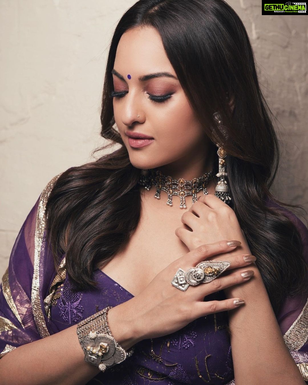 Sonakshi Sinha Instagram - पर्पल। styled by @mohitrai in his very own brand @itrhofficial (tap for more details) with @miloni_s91, hair by @themadhurinakhale, makeup by @heemadattani and photos by @anushreebhatter 💟