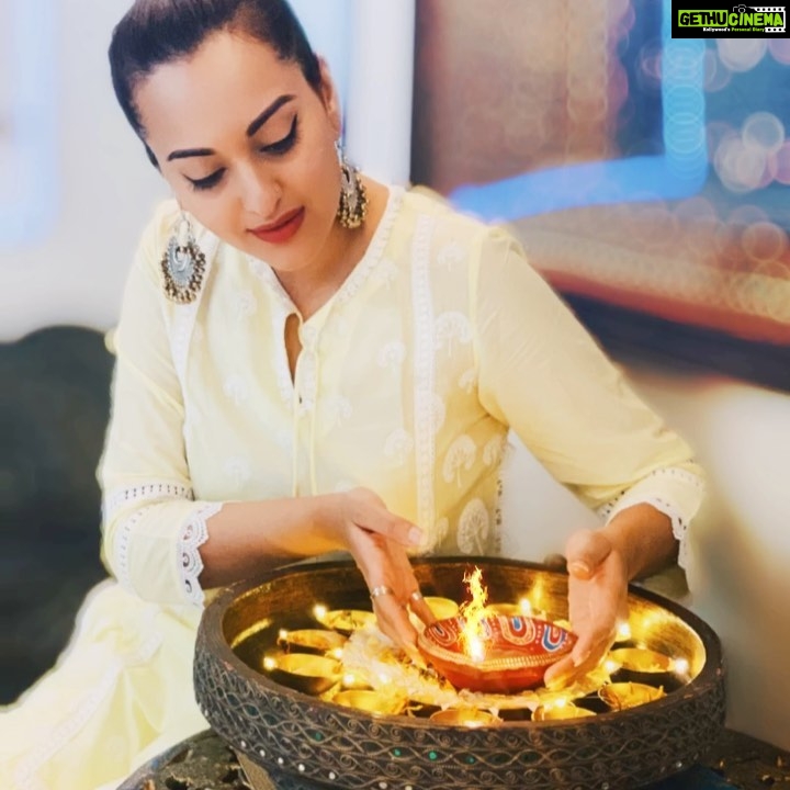 Sonakshi Sinha Instagram - Happy Diwali everyone! May the light always find you✨