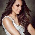 Sonakshi Sinha Instagram – A lil bit closer now…