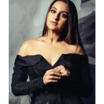 Sonakshi Sinha Instagram - Black magic woman! For the @myntrafashionsuperstar promo shoot! Styled by @mohitrai @miloni_s91 (tap for deets), hair by @themadhurinakhale, makeup @mehakoberoi and photos by @saurabhdalvi_photography 🖤