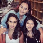 Sonakshi Sinha Instagram - When my girls are in town 🥰 @zaraumrigar @nimritaa (missed you @smehraa 😘)