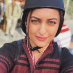 Sonakshi Sinha Instagram – Lo ji… बेबी बेदी has jumped onto the #SundaySelfie bandwagon. But not without her helmet. आप भी पहनो अपना हेल्मेट. Cool दिखो, safe रहो! #khandaanishafakhana on August 2!