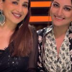 Sonakshi Sinha Instagram - When she dances you cant help but stop and stare 😍 thank you for grooving to #MilMahiya with me @madhuridixitnene maa’m! #MilMahiya video is out nowwww… check it out the link is in my BIO. @bgbngmusic @raashisood @djupsidedown @iconyk_ @gauravxwadhwa