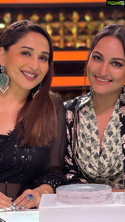 Sonakshi Sinha Instagram - When she dances you cant help but stop and stare 😍 thank you for grooving to #MilMahiya with me @madhuridixitnene maa’m! #MilMahiya video is out nowwww… check it out the link is in my BIO. @bgbngmusic @raashisood @djupsidedown @iconyk_ @gauravxwadhwa