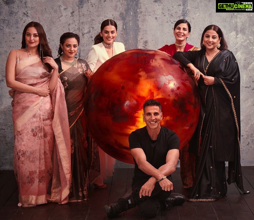 Sonakshi Sinha Instagram - It’s time to launch the first track, #DilMeinMarsHai. Releasing today. Stay tuned. #MissionMangal @akshaykumar @balanvidya @taapsee @sharmanjoshi @nithyamenen @iamkirtikulhari @foxstarhindi #HopeProductions #JaganShakti @zeemusiccompany