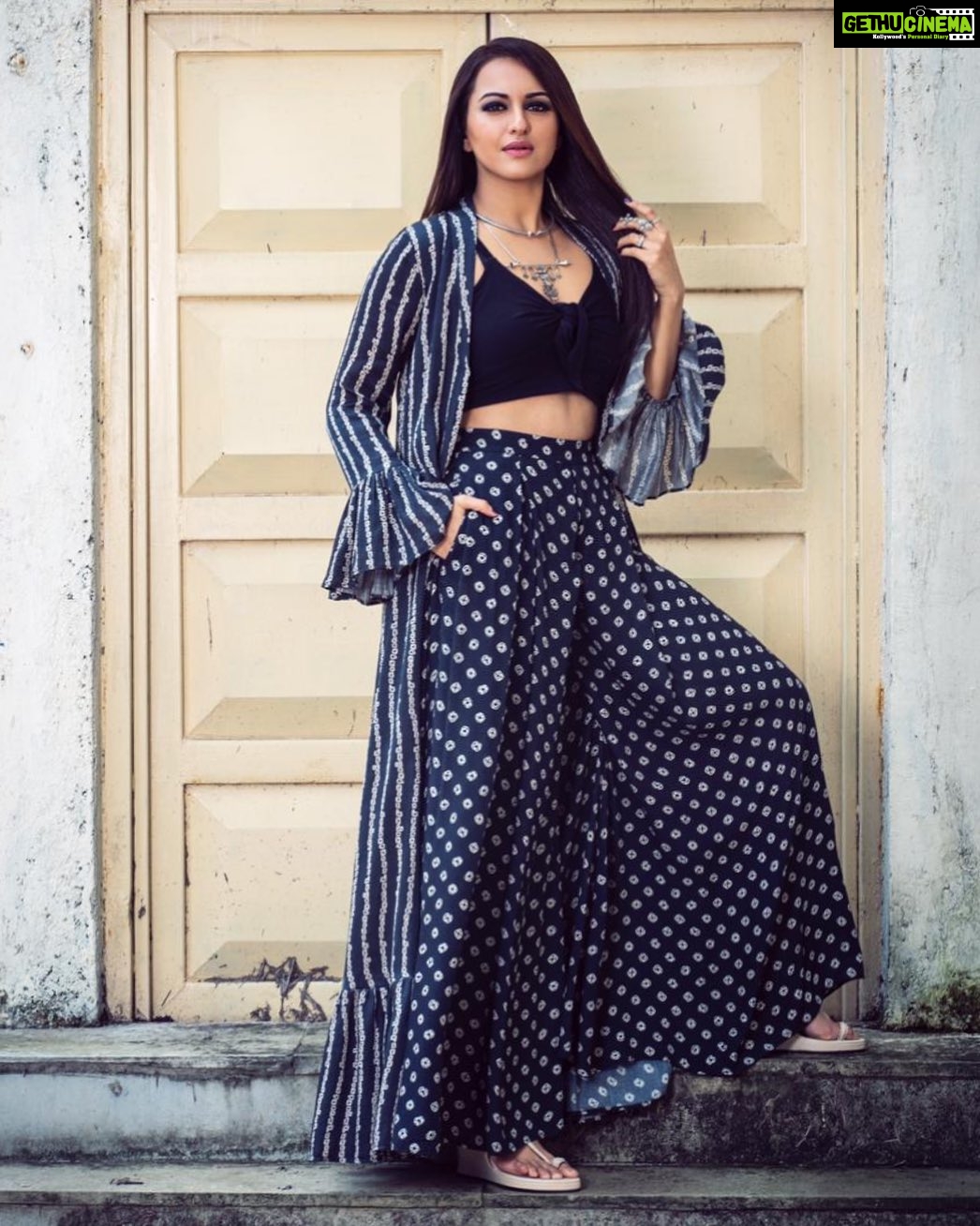 Sonakshi Sinha Instagram - बेबी (बेदी) जान लेके ही मानेगी! Today for #KhandaaniShafakhana promotions on #thekapilsharmashow! Styled by @mohitrai (tap for deets), hair by @themadhurinakhale, makeup @heemadattani and Photographs by @saurabhdalvi_photography ❤️