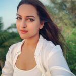 Sonakshi Sinha Instagram - Live, Laugh, Leave Me Alone... its Sunday! #sundayselfie