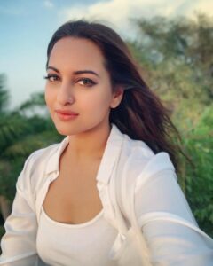 Sonakshi Sinha Instagram - Live, Laugh, Leave Me Alone... its Sunday! #sundayselfie