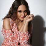 Sonakshi Sinha Instagram - Mainu #MilMahiya ❤️ Styled by @mohitrai Photographed by @kadamajay Makeup by @heemadattani Hair by @themadhurinakhale