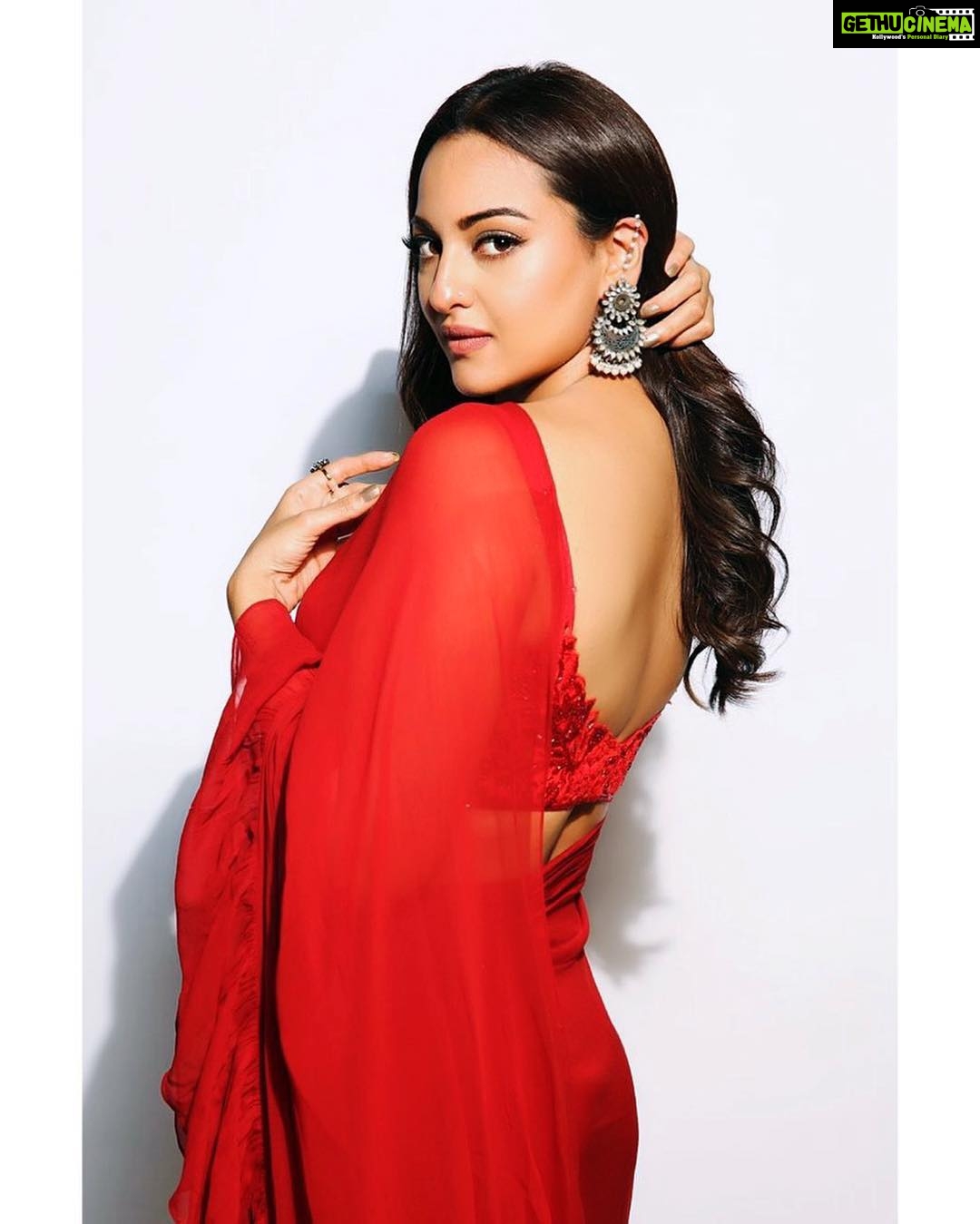 Sonakshi Sinha Instagram - Today for #Kalank promotions on #RisingStar Styled by - @mohitrai (tap for deets) Makeup by - @mehakoberoi Hair by - @themadhurinakhale Photographs - @prateekpatel_