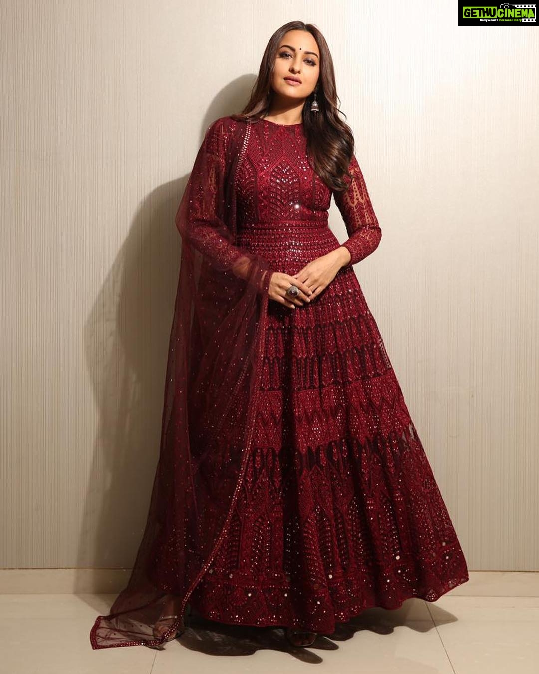 Sonakshi Sinha Instagram - For the #Kalank trailer launch today! Styled by @mohitrai (tap for deets) Makeup by @mehekoberoi, Hair by @themadhurinakhale. Thanks for these lovely pictures @prateekpatel_ ❤️