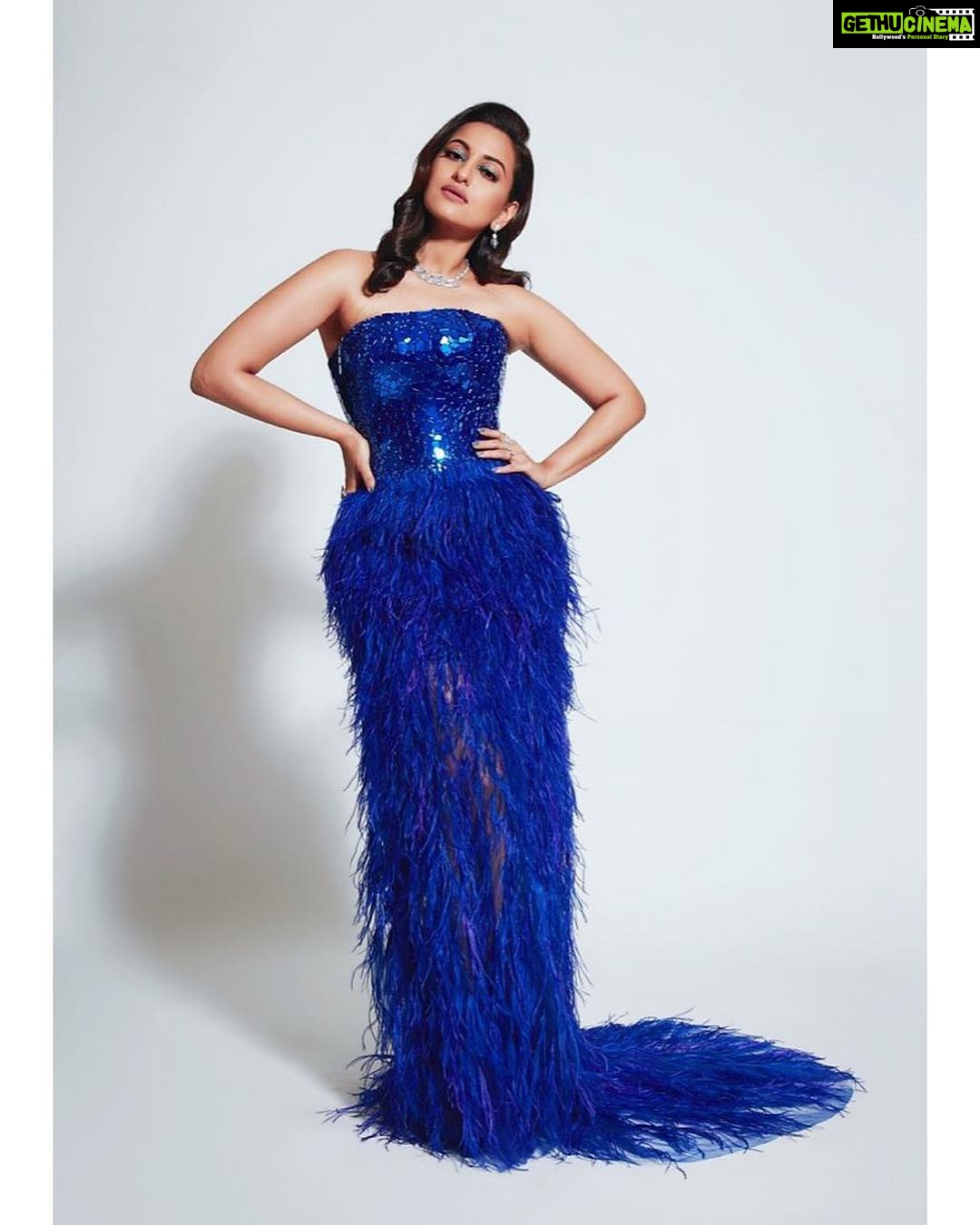 Sonakshi Sinha Instagram - Got them blues! Outfit - @atelierzuhra @vandafashionagency Necklace and earrings - @zoyajewels Rings - @diamantinafinejewels @prakshi_finejewelry Shoes - @heatwaveindia Styled by - @mohitrai hair and makeup @mehakoberoi Photographs - @kamalesh_sathyian ❤️