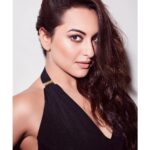 Sonakshi Sinha Instagram - Living in color, dressing in black 🖤 photography @vijitgupta, styling @mohitrai with @aakrutisejpal, makeup @savleenmanchanda, hair @themadhurinakhale ⚫️