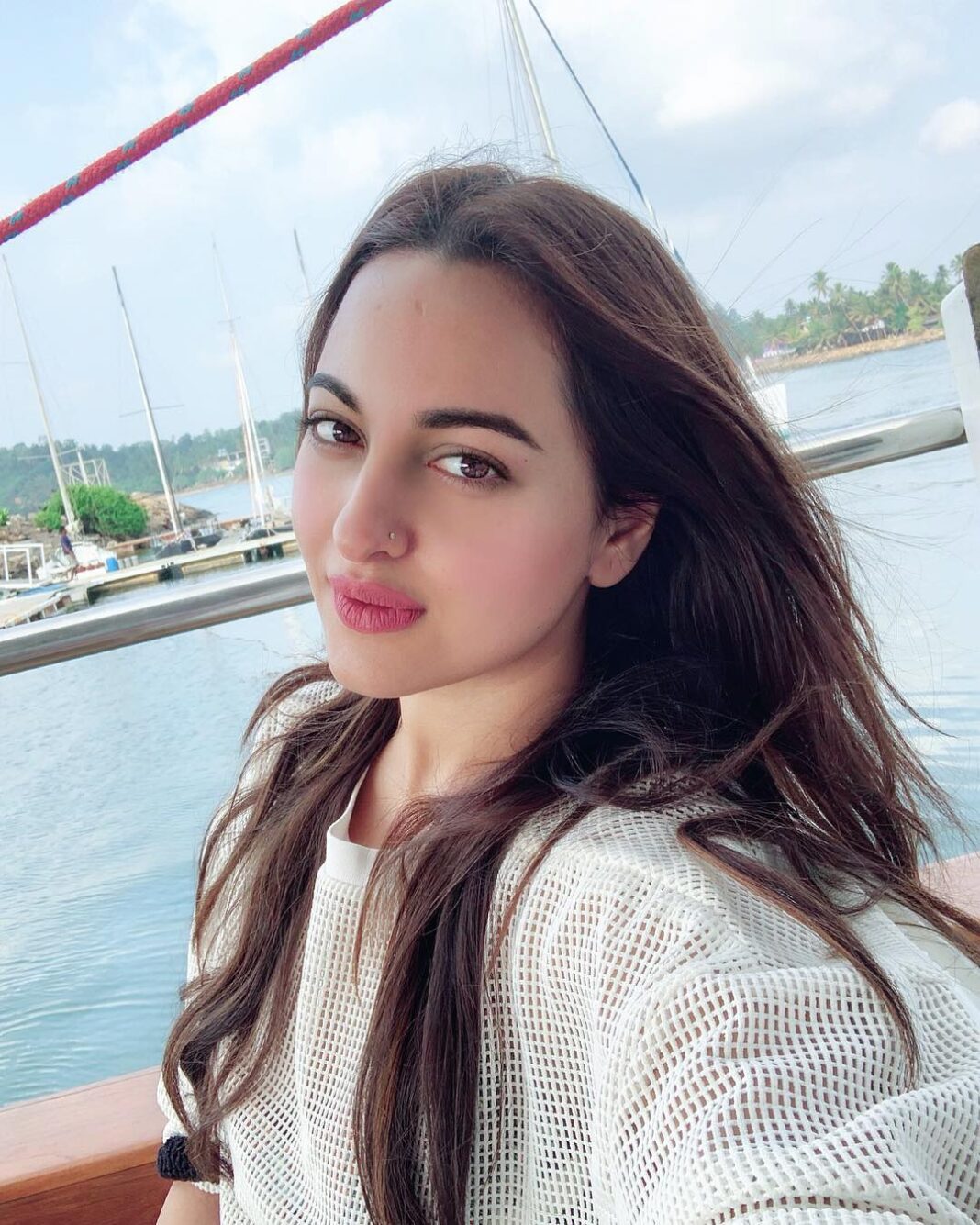 Sonakshi Sinha Instagram - First #SundaySelfie of 2019!
