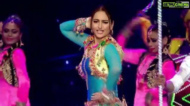 Sonakshi Sinha Instagram - Its heeeerrrreeeee!!! Funnest show ever... do NOT miss it kids! #Repost @nickindiaofficial ・・・ The one who received the loudest cheers and roars! Here's looking forward to @aslisona perform and rock the #KCAIndia18 stage. Tune-in on 6th January, 2019 at 6:30 PM only on Nick!