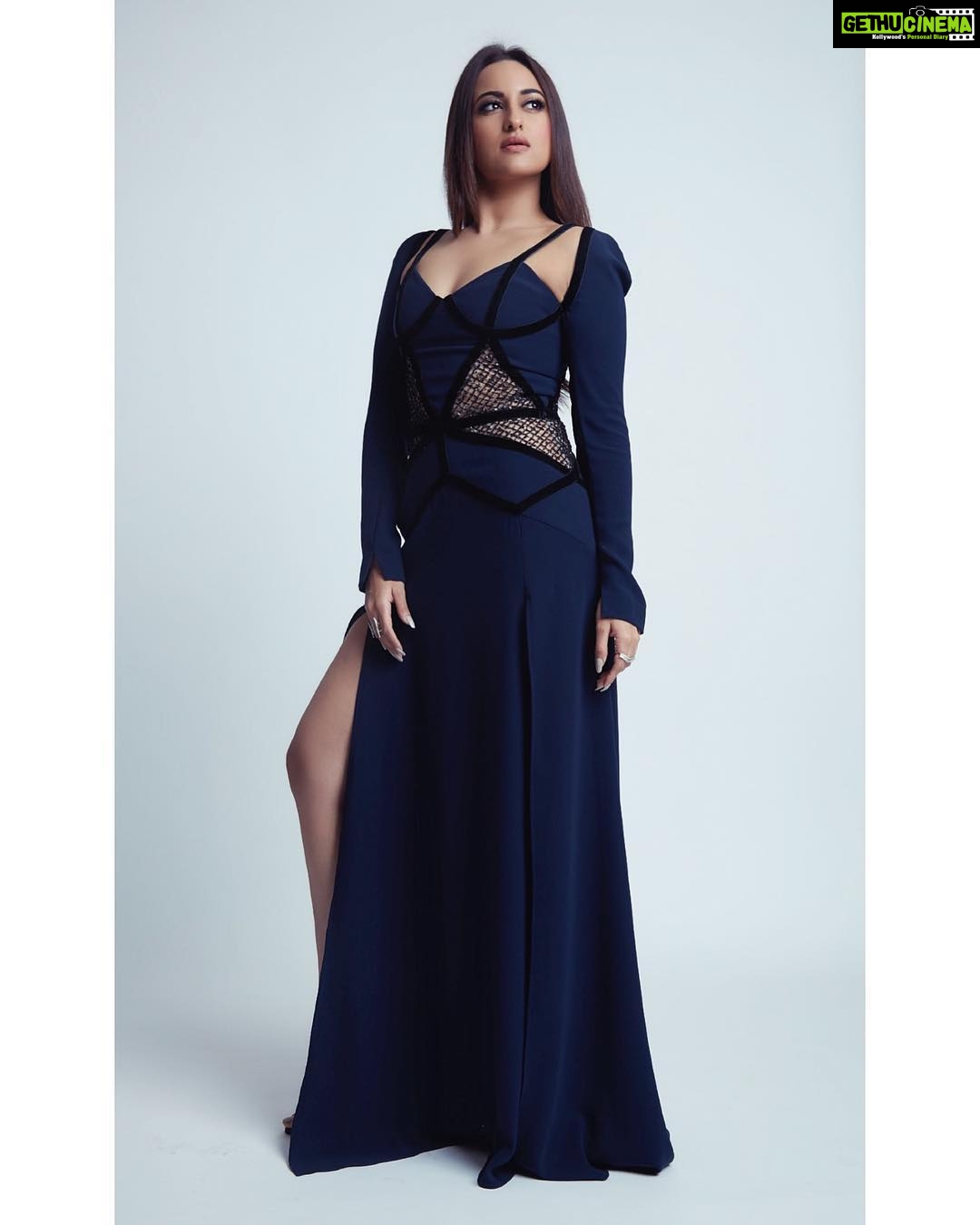 Sonakshi Sinha Instagram - Drama! Styled by @mohitrai and @aakrutisejpal (tap for deets) hair by @themadhurinakhale and makeup by @ritesh.30 photographed by @kamalesh_sathyian ❤️ #sonastylefile