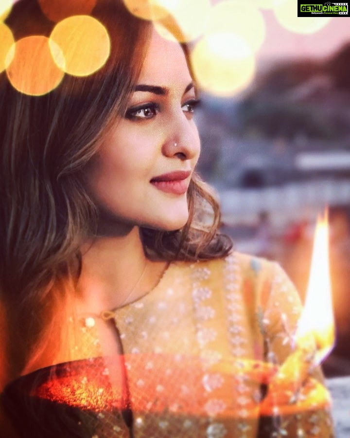 Sonakshi Sinha Instagram - Happy Diwali everyone! May you receive all the love and light in the world that you deserve ✨ #diwali2018 #happydiwali