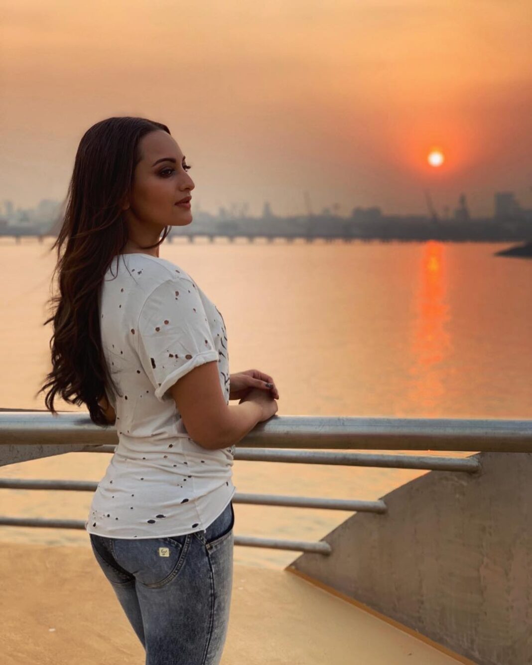 Sonakshi Sinha Instagram - Its impossible to look at a sunset and not dream 🌅