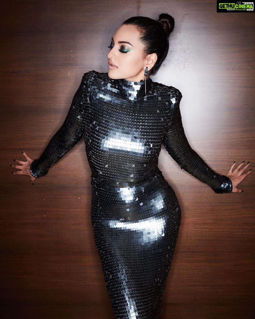 Sonakshi Sinha Instagram - @mohitrai said its time to shine... so thats exactly what i did for the @gqindia awards! Thanks @vijitgupta for these lovely pictures, Makeup @mehakoberoi, hair @themadhurinakhale, mohit assisted by @aakrutisejpal ❤️ (tap for deets)