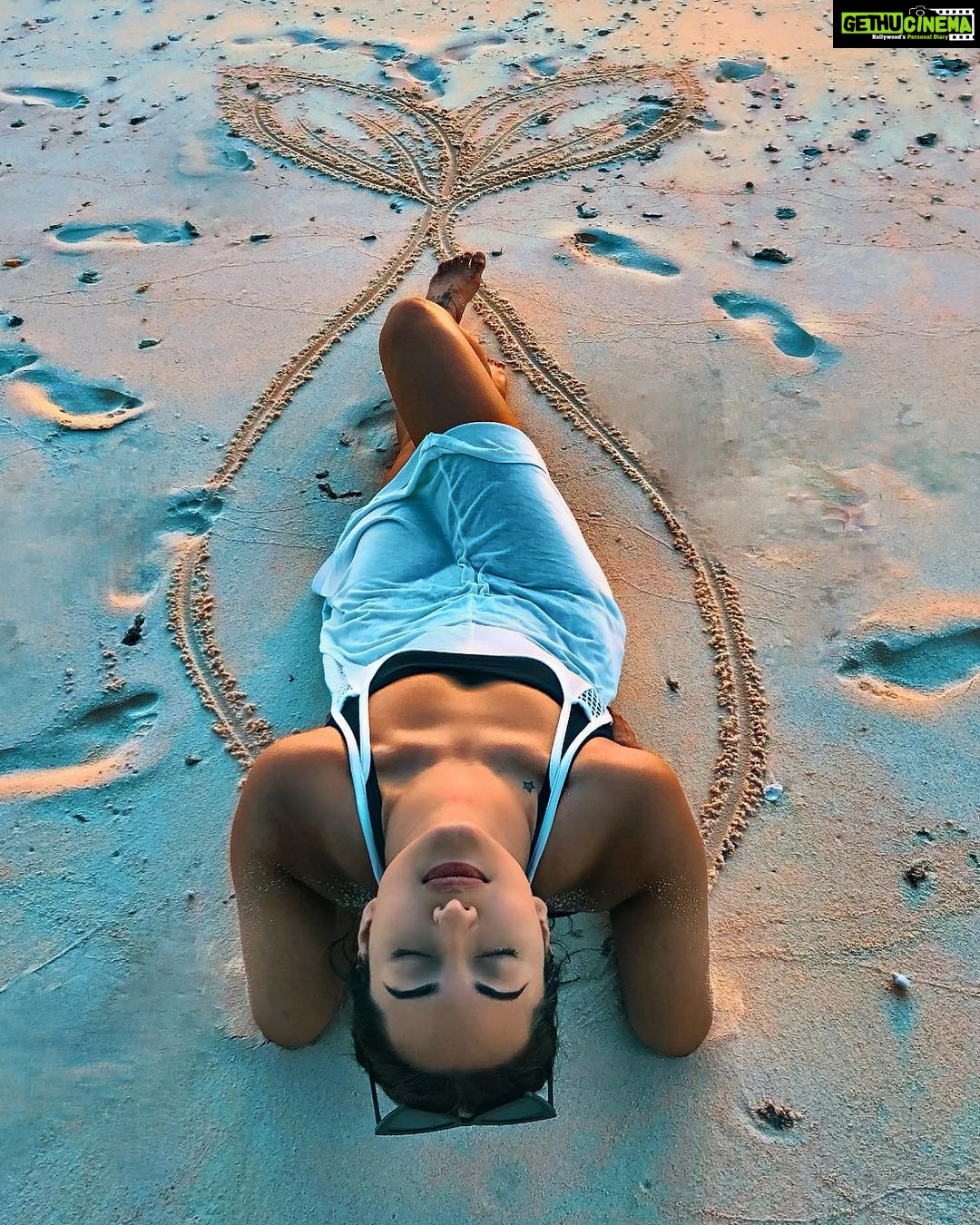 Sonakshi Sinha Instagram - Mermaids exist 🧜🏼♀️ #spiritanimal