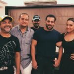 Sonakshi Sinha Instagram - Hud hud Dabangg dabangg dabangg dabangg! 8 years on, still going strong 👊🏼 @beingsalmankhan @maheshmanjrekar @thesajidwajid #teamdabangg #reunion