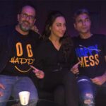 Sonakshi Sinha Instagram - Asli Happy with the OG happy @aanandlrai and the happy mess @mudassar_as_is! Only 3 days left!!!!! #happyphirrbhagjayegi