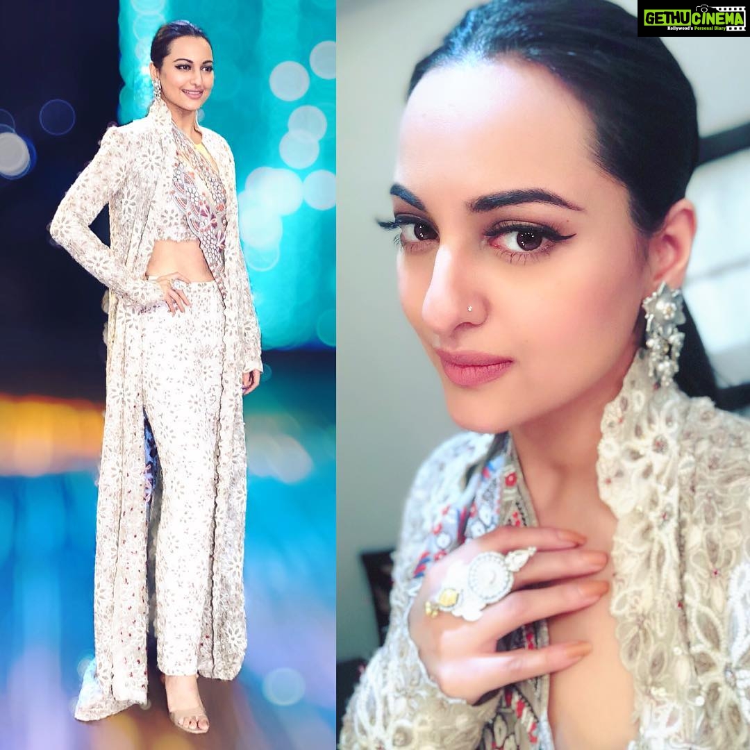 Sonakshi Sinha Instagram - Today on #Indiasbestdramebaaz for #happyphirrbhagjayegi! Styled by @mohitrai (tap for deets), assisted by @aakrutisejpal, hair @themadhurinakhale and makeup @ritesh.30 ❤️ #sonastylefile