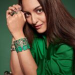 Sonakshi Sinha Instagram - Go green! @filmfare Photographs: @thehouseofpixels Styling and Creative Direction: @mohitrai Cover story: @rahulgangs_ Hair: @themadhurinakhale Make-up: @heemadattani Filmfare Editorial: @sujithapai @analitaseth Media Consultants: @universal_communications