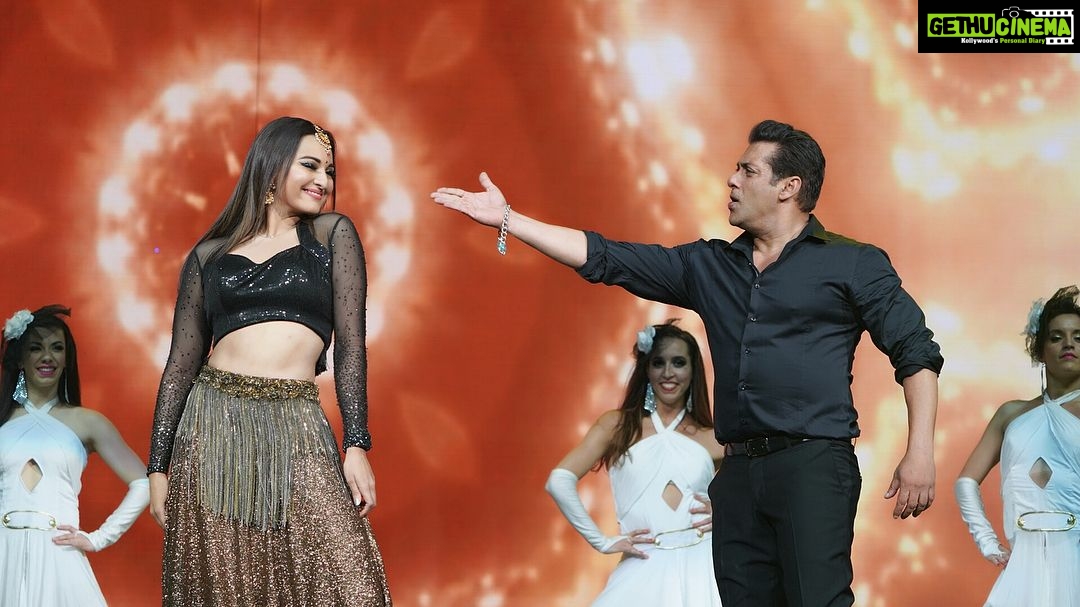 Sonakshi Sinha Instagram - #Dallas, #SanJose, #Vancouver!!! You were mast mast se bhi zabardasssst!!! Thank you for a SOLD OUT weekend yet againnnn!! We loved performing for you! #dabanggtourreloaded #chulbulandrajjo Vancouver, British Columbia