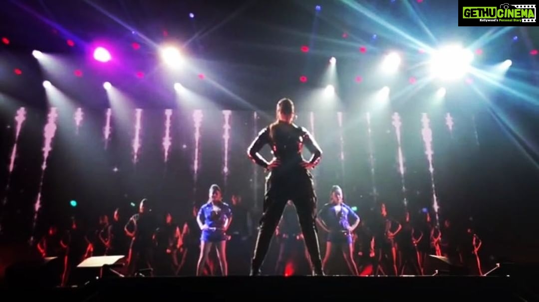 Sonakshi Sinha Instagram - Dabangg ka dhamaaaaaka... AsliSona style!!! #dabanggtourreloaded #sanjose #sonaonstage