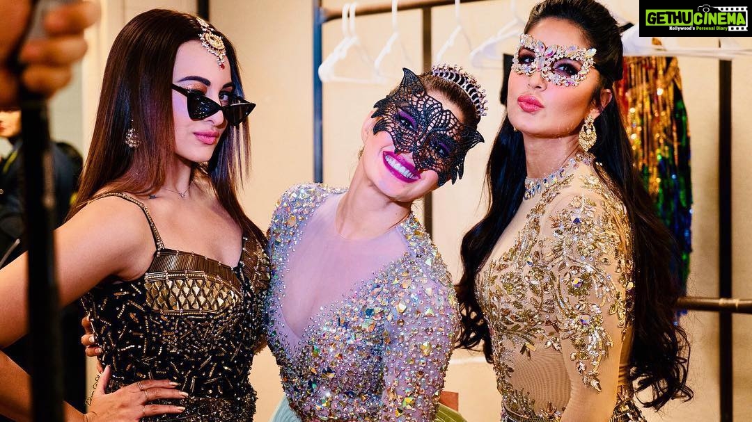 Sonakshi Sinha Instagram - #Repost @katrinakaif ・・・ Three masketeers 🌟🌟.... just a little subtle styling #dabanggtourreloaded