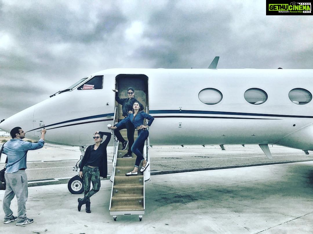 Sonakshi Sinha Instagram - Bye bye L.A 👋🏼 Off to #Dallas we go!!! Its Showtime!!! @katrinakaif @jacquelinef143 @sohailkhanofficial #dabanggtourreloaded #thatshowweroll