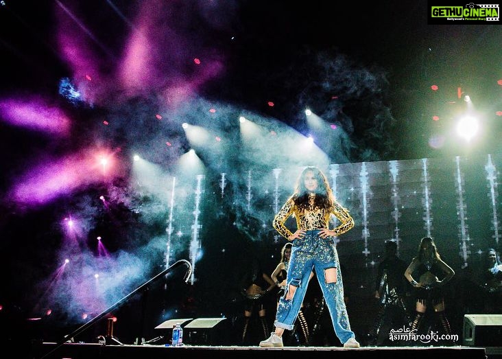 Sonakshi Sinha Instagram - Leg 1 of the #DabanggTourReloaded done...Atlanta, Chigago and LA... your energy was amazeballs! Next up Dallas, San Jose, Vancouver. Cant wait!!! Thanks @asimfarooki for these amazing moments on stage! #sonaonstage Los Angeles, California