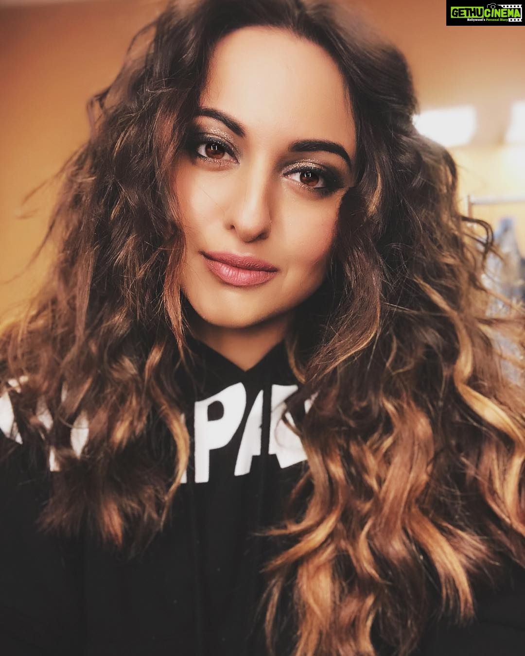 Sonakshi Sinha Instagram - #SundaySelfie from LA! See you at the #dabanggtourreloaded tonight!!! Los Angeles, California