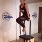 Sonakshi Sinha Instagram – Accepting the #humfittohindiafit challenge thrown to me by my 2 fit friends @varundvn and @yustrength! Im gonna challenge my trainer @namratapurohit, workout partner @vanturiulia and buddy @vishalmishraofficial who has begun his fitness journey 👊🏼 #pilatesgirl #coreworkout #balance #mondaymotivation