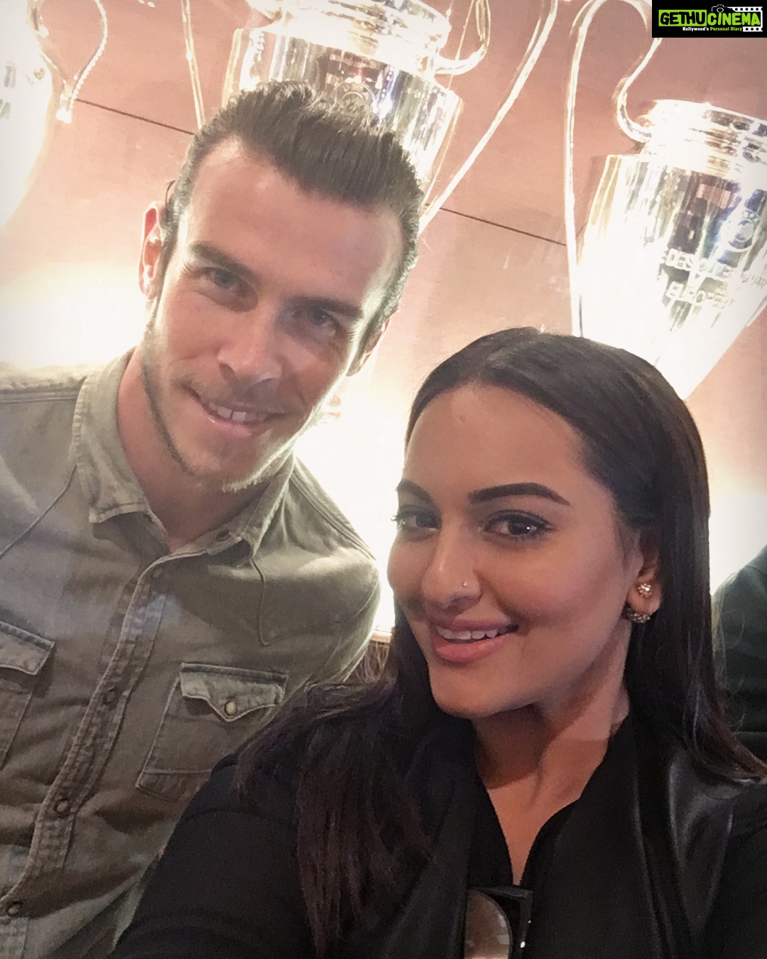 Sonakshi Sinha Instagram - #Sundayselfie with the champion @garethbale11! That last goal was such a burn 😂 #realmadrid #uefachampionsleague