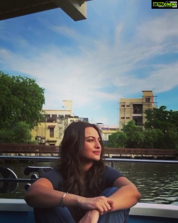 Sonakshi Sinha Instagram - Sailing thru life like... #gowiththeflow #moveforward #justsmileandwaveboys #happy Kuala Lumpur