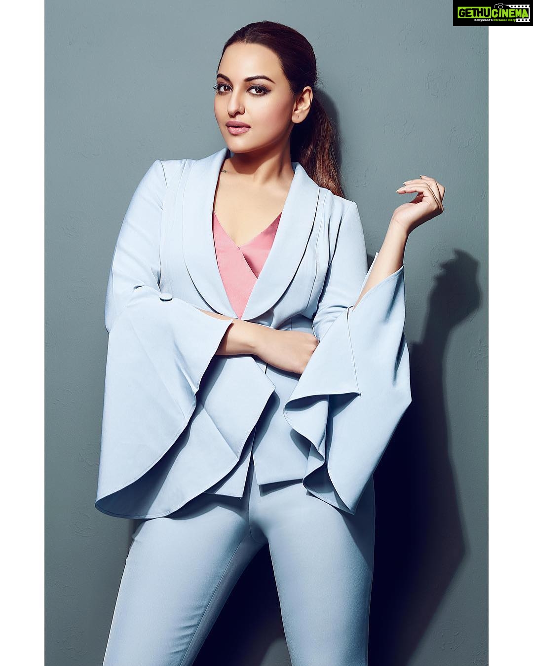 Sonakshi Sinha Instagram - Im my own boss. Shot by @munnasphotography styled by @mohitrai, makeup @ritesh.30 and hair by @themadhurinakhale ❤️#munnasphotography #sonastylefile