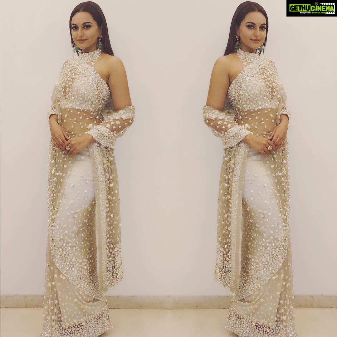 Sonakshi Sinha Instagram - At the #mijwan2018 show last night. Obviously in @manishmalhotra05 and @anmoljewellers! Styled by best boy @mohitrai, hair @themadhurinakhale and makeup @ritesh.30 ❤️ #sonastylefile
