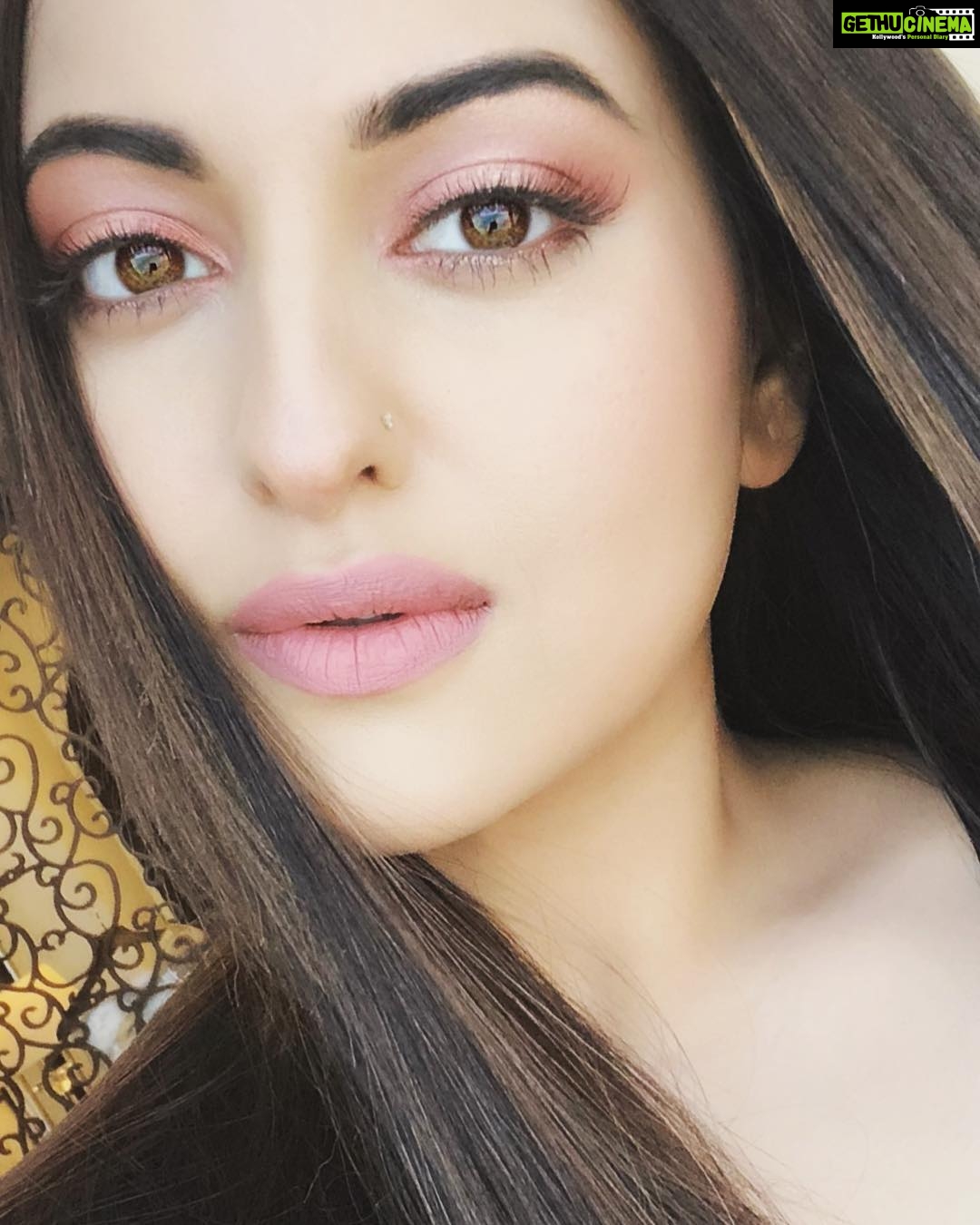 Sonakshi Sinha Instagram - All i see is... magic ⚡️