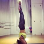 Sonakshi Sinha Instagram – Coz dabbing with your arms is too mainstream. #legdab #headstand #yoga #coreworkout #balance #mondaymotivation #sonaisfit