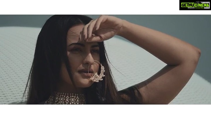 Sonakshi Sinha Instagram - While capturing images, we capture dreams too... shot on the glistening shores of Doha, heres the fashion film from the shoot of @khushmag! • • Editor-in-chief: @sonia_ullah Film made by: @vyran94 Location: @stregisdoha Creative Director: @mannisahota Fashion Editor: @vikas_r Guest Fashion Editor: @mohitrai Hair/Makeup: @themadhurinakhale @gangamakeup