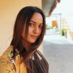 Sonakshi Sinha Instagram – Just stopping by to tell you to have a super day! 💛 #nomondayblues