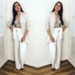 Sonakshi Sinha Instagram – #WelcomeToNewYork promotions on #Superdancer today! Styled by faves @mohitrai (tap for deets), makeup @divyachablani and hair @themadhurinakhale ❤️ #sonastylefile #whites #blingbling Film City